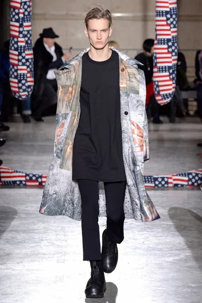 Look 16